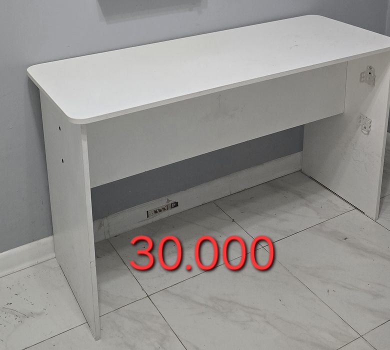 Маникюрные столы и стулья для студии красоты