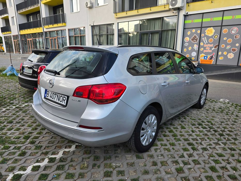 Opel Astra J Sports Tourer 2015 1.6 diesel  | Stare  buna |  2 seturi Anvelope + 2 seturi Jante Incluse | Carplay Android  |