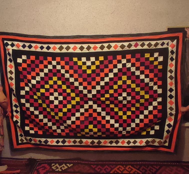 Сўзана 1970 йилларда қўл мехнати билан яратилган. Жуда яхши сақланган.