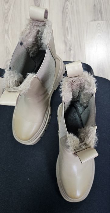 Дамски бежови боти