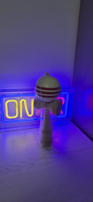 Kendama Trick Ball  lemn nouă sigilată - design cu  dungi roșii