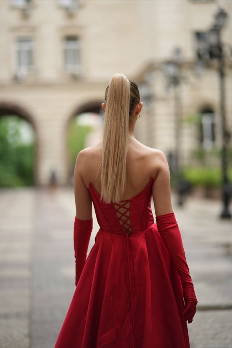 Червена абитуриентска рокля – с ръкавици и дълбока цепка, като нова
