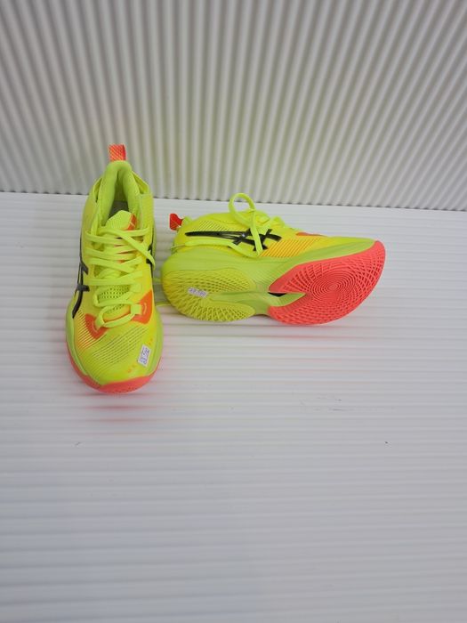 Кроссовки женские и мужские