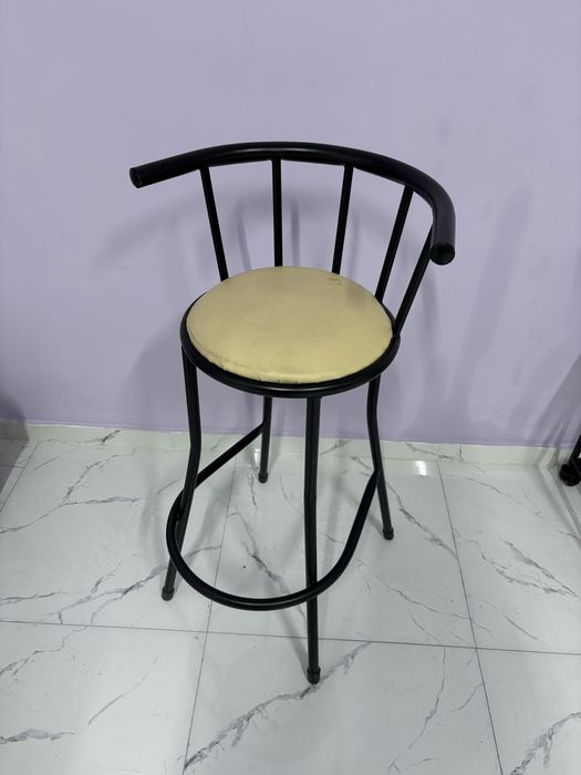 Продам барный стул и стул на колесиах.