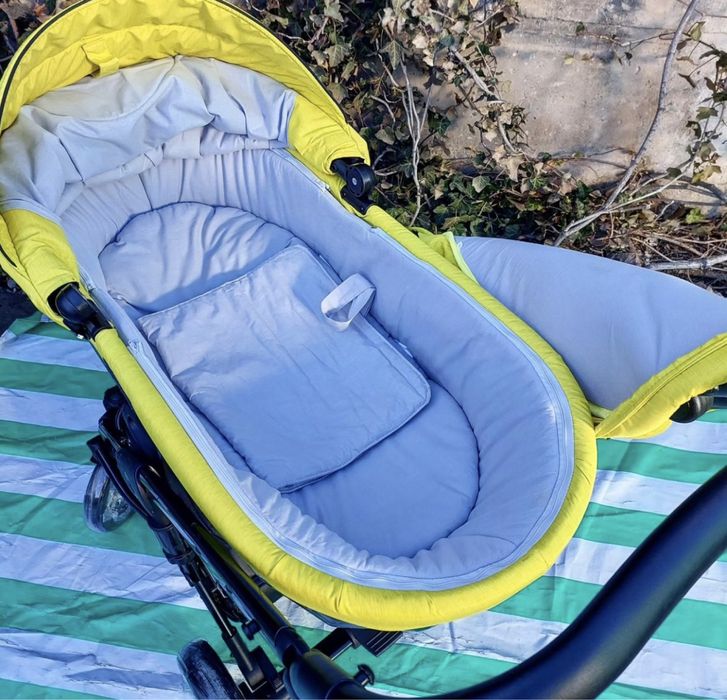 Коляска деткая с люлькой