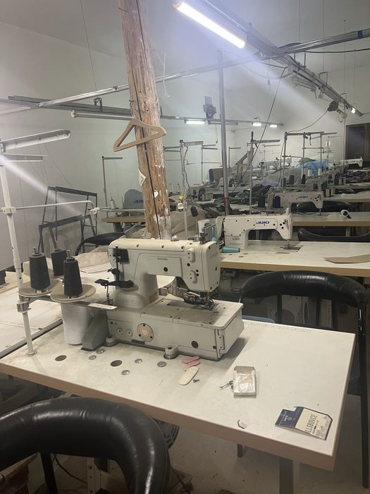 Швейная машина китайская использована в цеху для шитья трикотажных изд