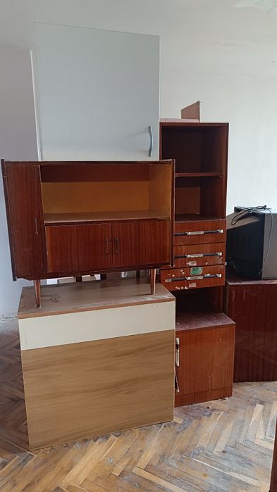 Подарявам работещи пералня , хладилник срещу изнасяне  на останалите  Секция с гардероб, скрин, шкаф, етажерка, легло и кухненски шкафове