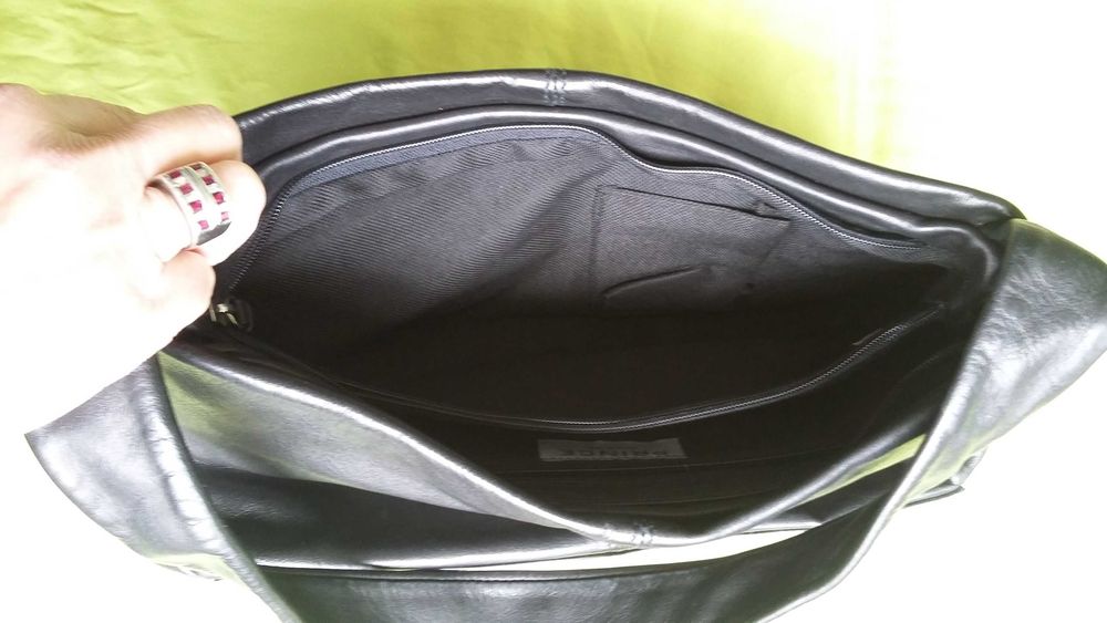 Оранжева италианска кожена чанта и черна кожена чанта