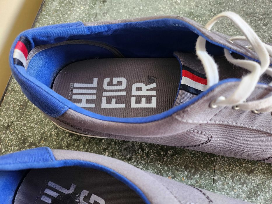 Продавам спортни мъжки обувки на марката Tommy Hilfiger