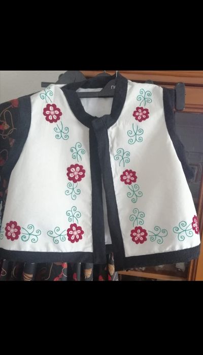 Costume tradiționale 100% bumbac , cusute manual