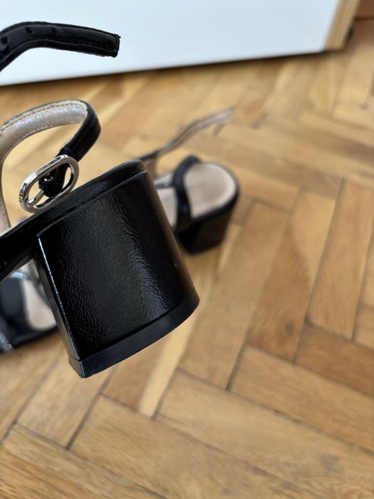 Черни сандали на дебел ток