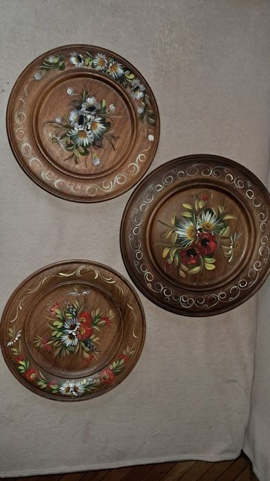 Trei  farfurii foarte mari din lemn , pictate cu motive  florale