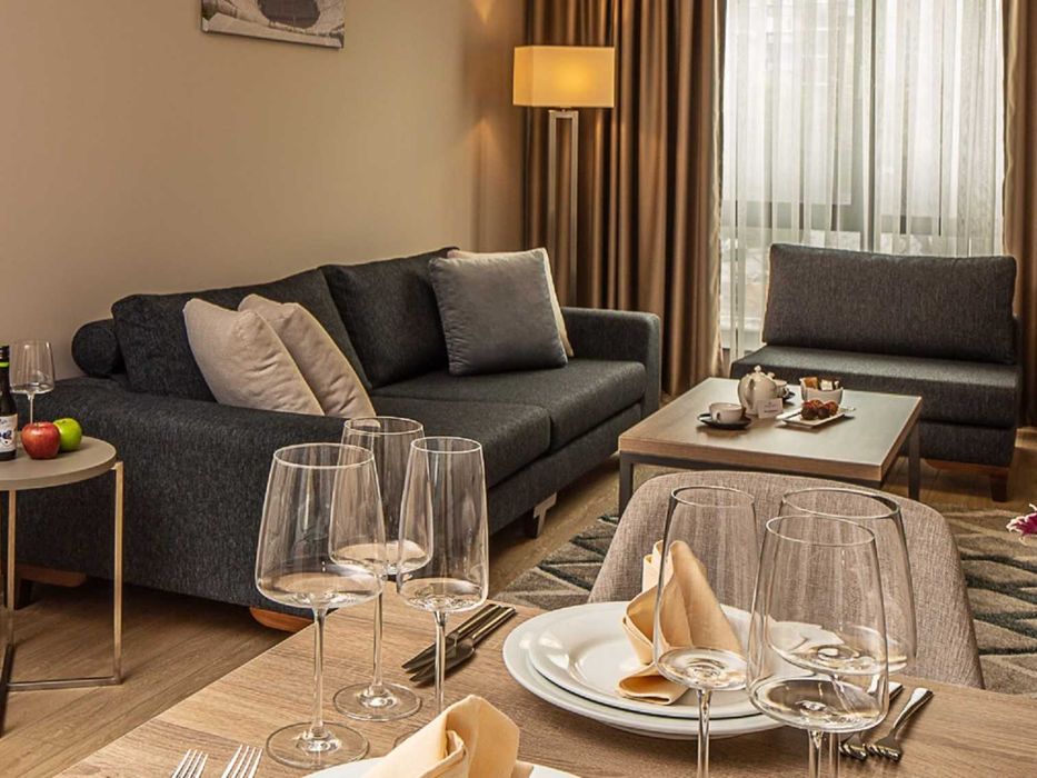 Комплект тъмносив диван с фотьойл в отлично състояние, без разтягане