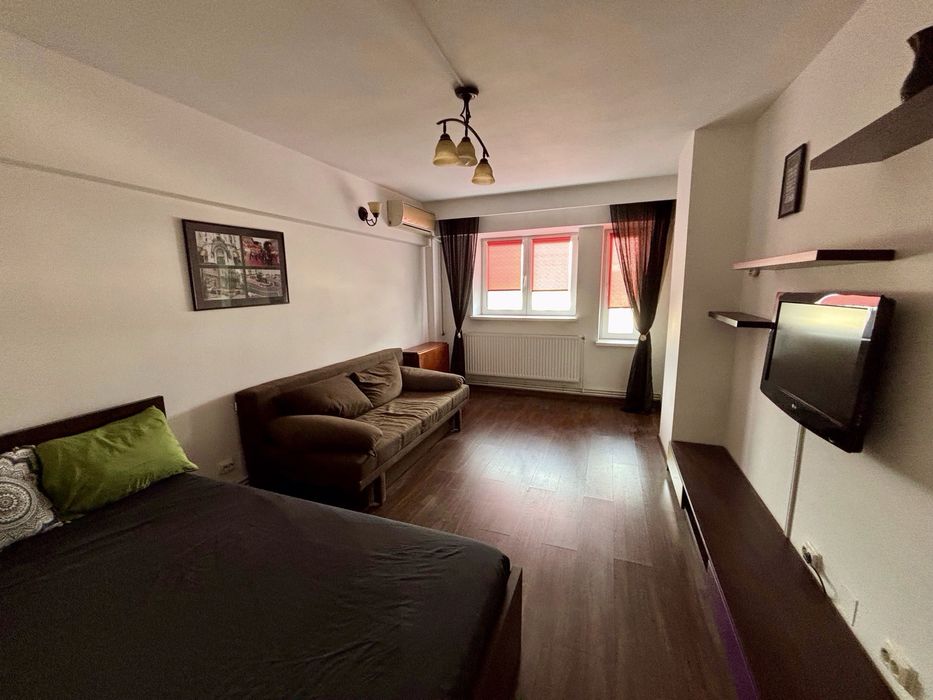 Garsoniera decomandata ultracentral Irish Pub / plaja Modern