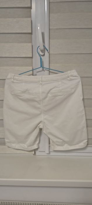 Vând pantaloni scurți bermuda albi