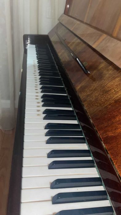 Vând pianină clasică, un instrument elegant cu sunet cald și plăcut.