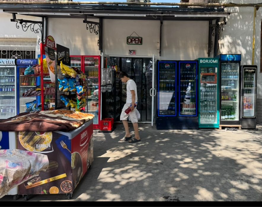 Sroʻchni yakkasaroyda yoʻlni boʻyida 3-sotix magazin va xovli sotiladi