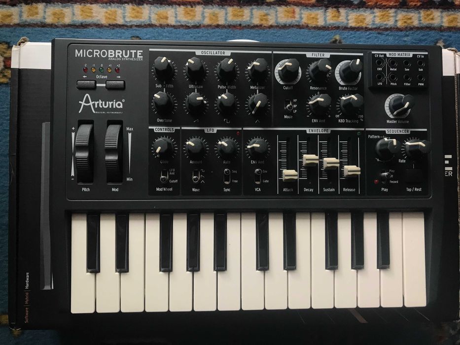 Sintetizator analog - Arturia Microbrute + Decksaver