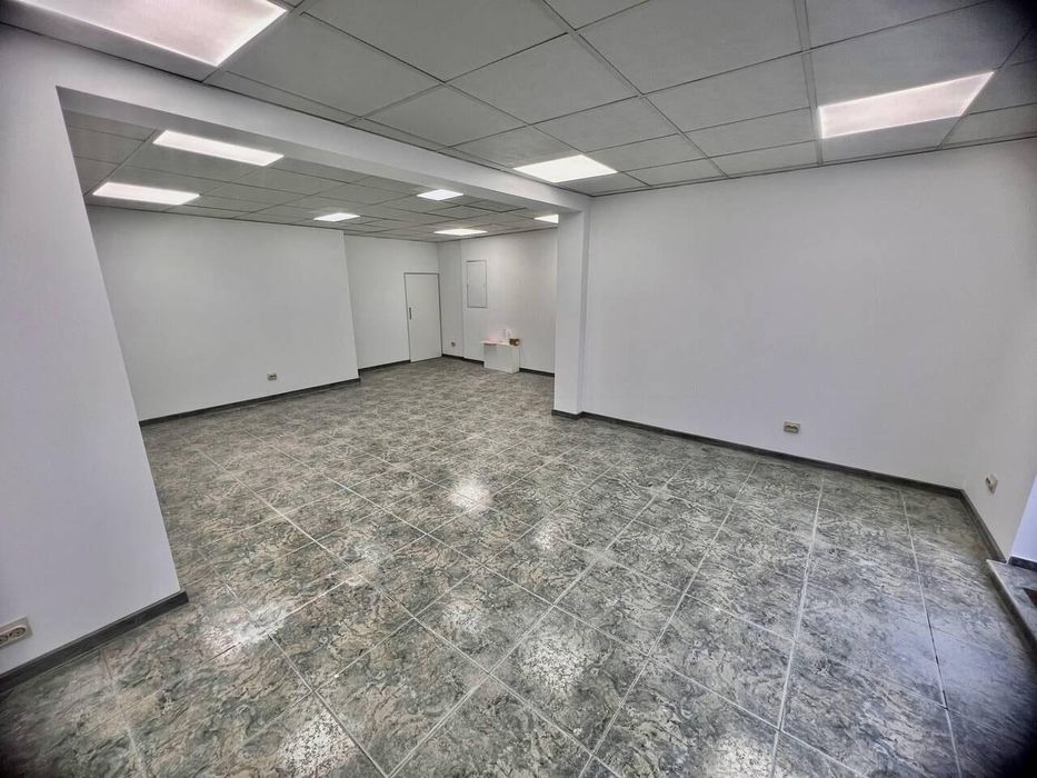 Дава се под наем Магазин в Бургас, Център - 46 кв.м за 561 € - Снимка #2