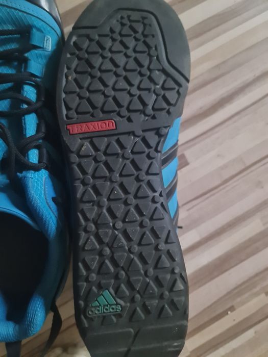 Vand Adidași marimea 46