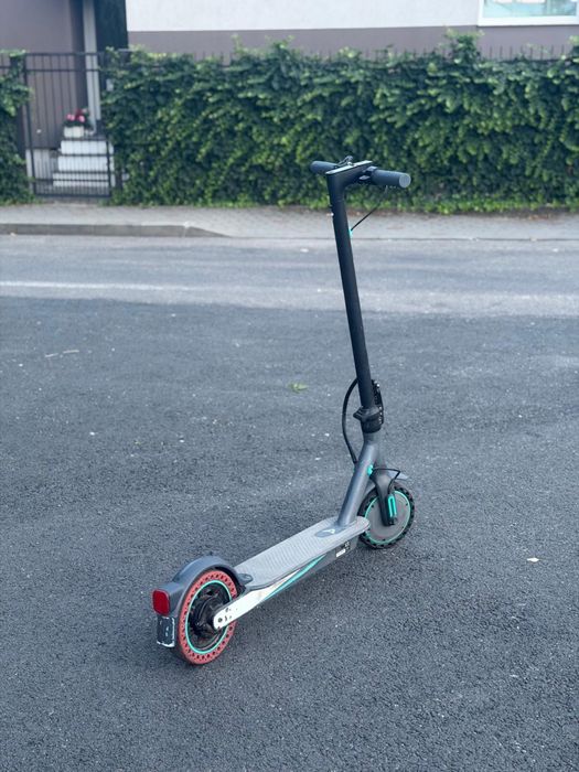 Trotinetă electrică cu ponire automată de pe loc