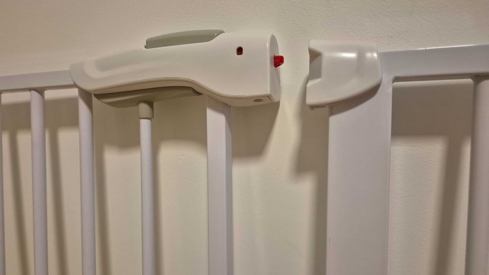 Vand grilaj metalic de protectie pentru camera copilului