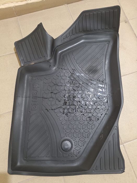 Резиновые коврики на Lada