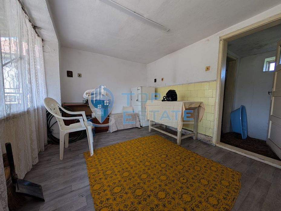 Едноетажна тухлена къща с гараж в село Павел