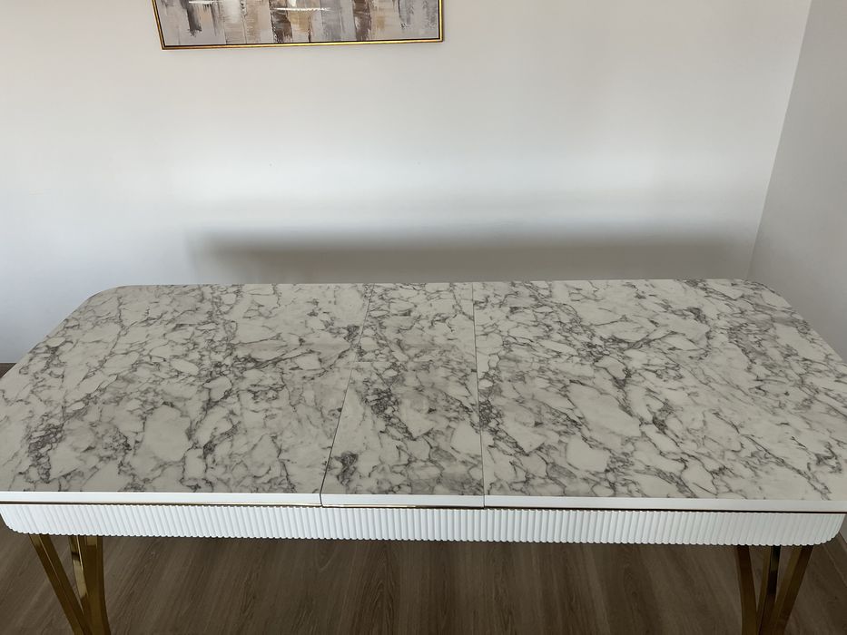 Masă dining extensibilă cu efect de marmură/auriu