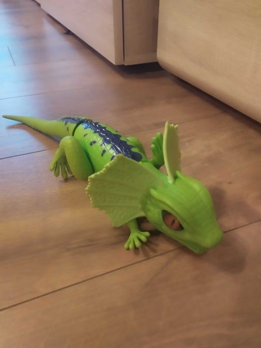 Робо гущер с батерии