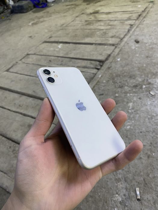Айфон 11 белый.