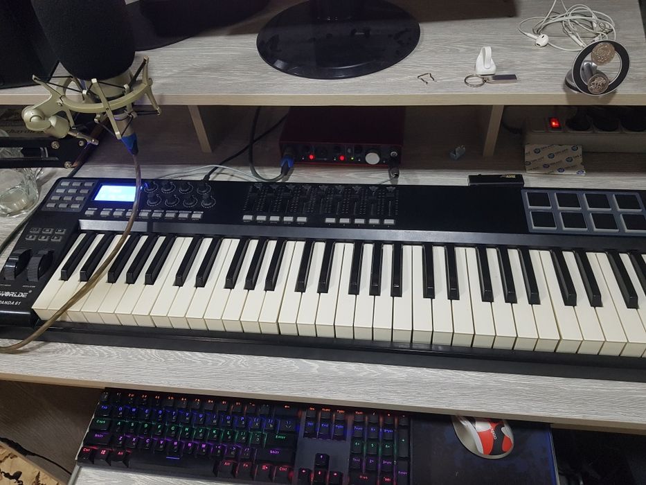 Midi klavish Srochno sotiladi