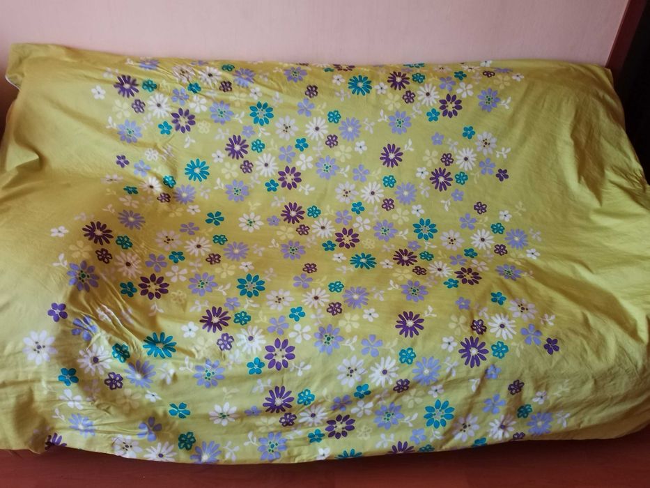 Fata de plapumă, verde cu flori, dimensiuni: 150/220 cm Folosita o dat