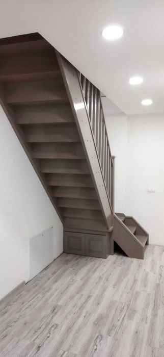 Scari interioare din lemn masiv (trepte, contratrepte, balustrada)