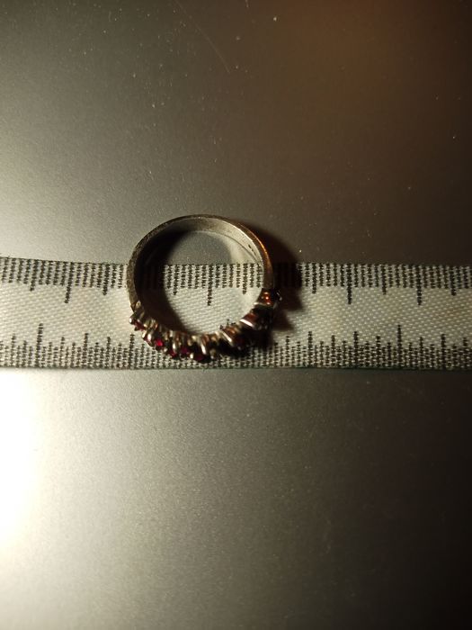 Дамски сребърен пръстен с червени циркони