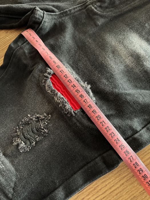 Blugi cu petice rosii