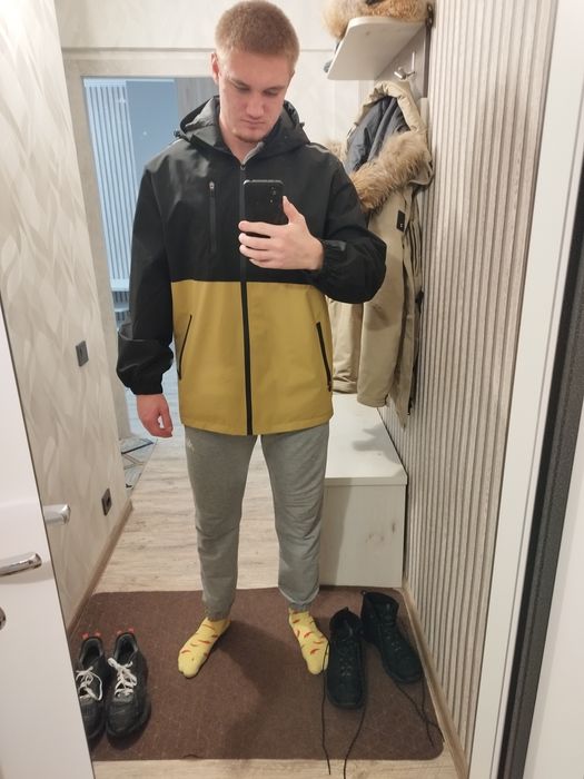 Ветровка с капюшоном