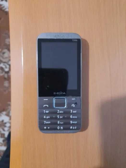 Vand telefon E-BODA, cu incarcatorul original