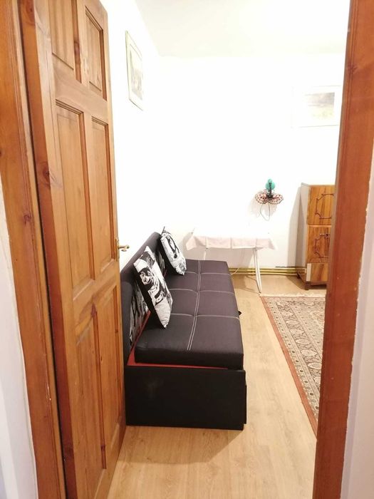 Inchiriez o camera cu baie proprie