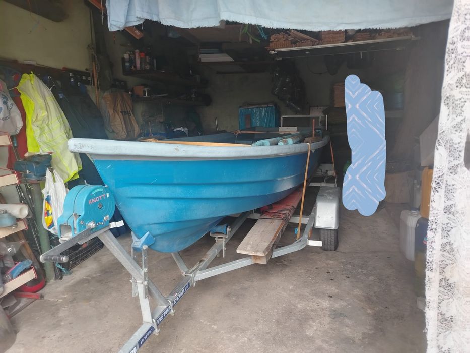 Vând barca cu motor