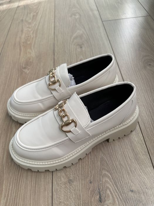 Бежови обувки (мокасини)