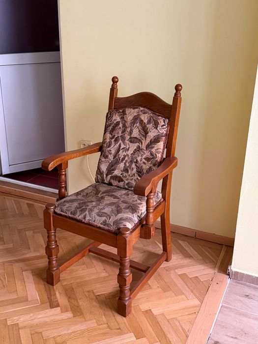 vand 6 scaune 2 banchete , din lemn masiv de stejar in stare buna