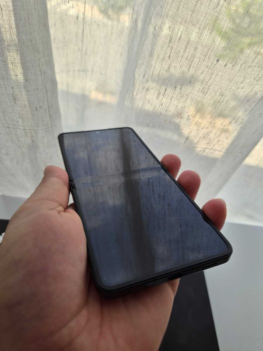 Titlu: Samsung Galaxy Z Flip7 512GB 12GB RAM Jet Black – full box, baterie 100%