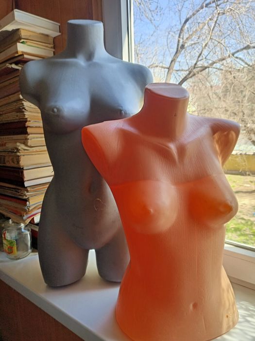 Два женских манекена