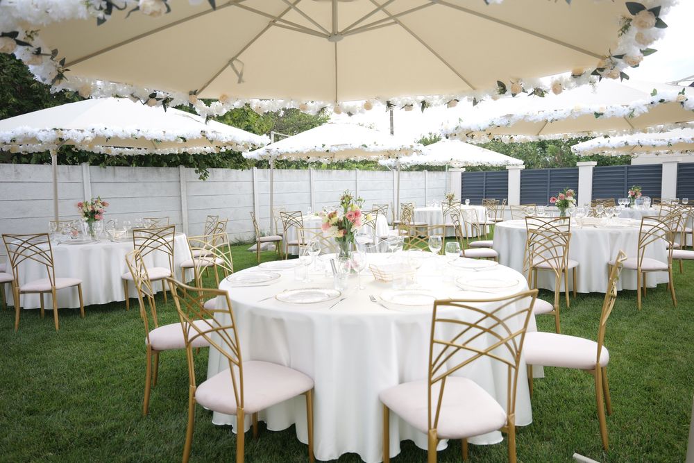 Scaune, mese, umbrele, vesela, corturi, aripi inger de inchiriat!