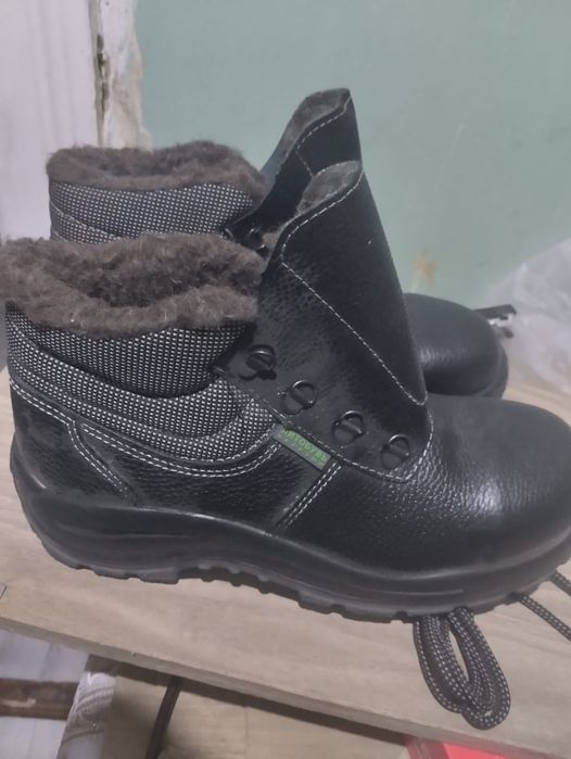 Продам ботинки зимние 6000 рабочии