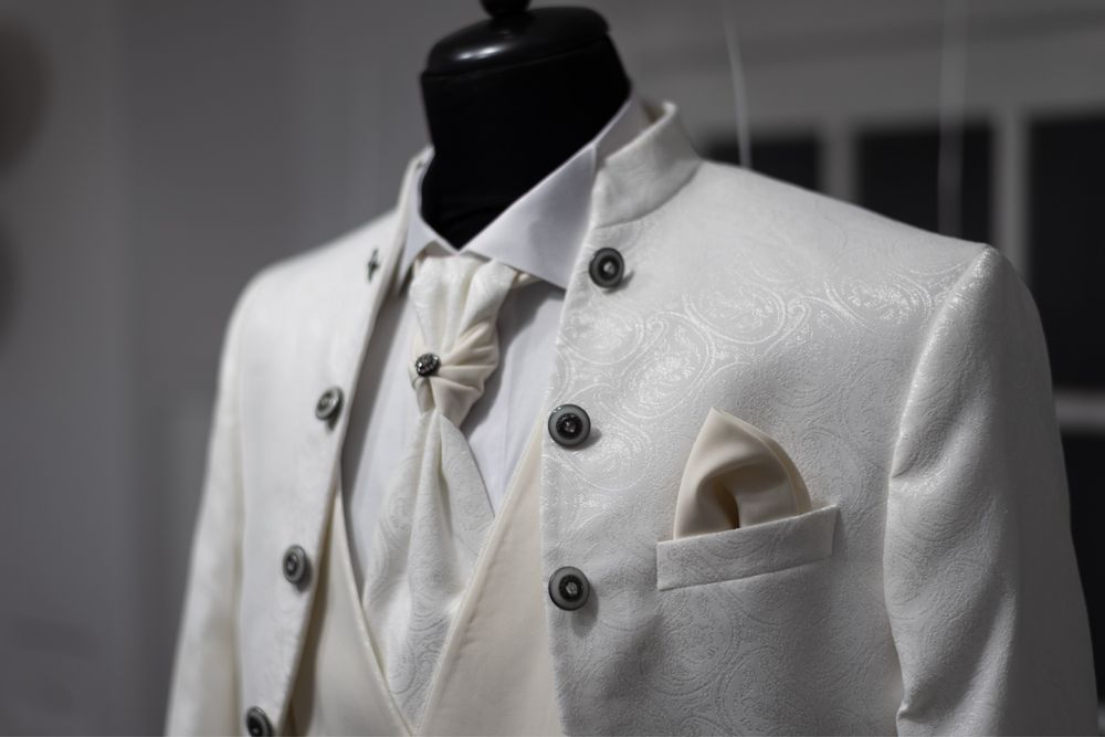 Costum alb elegant de mire