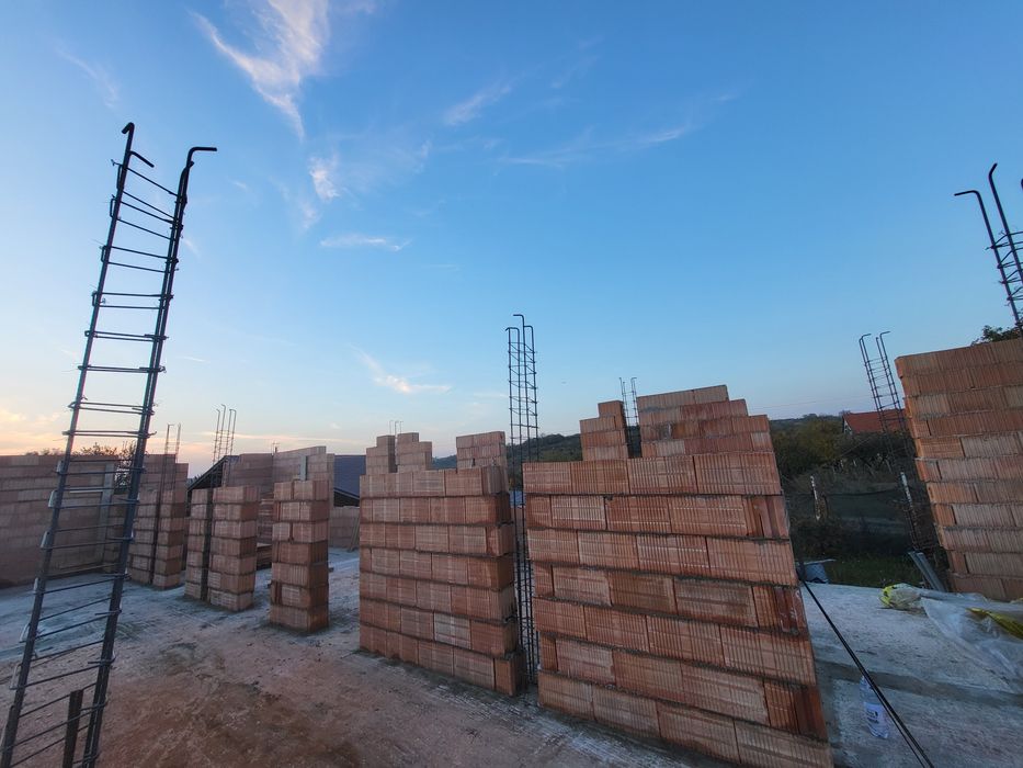 Construim casa la roșu