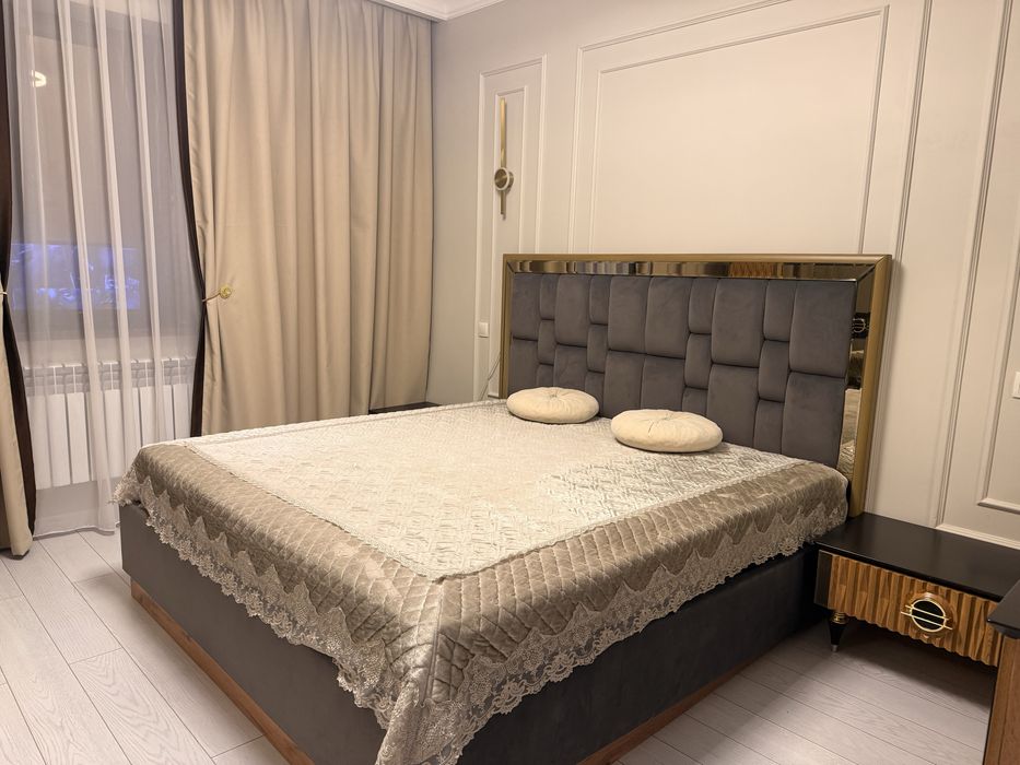 Продам спальный кроват тумбочки камод