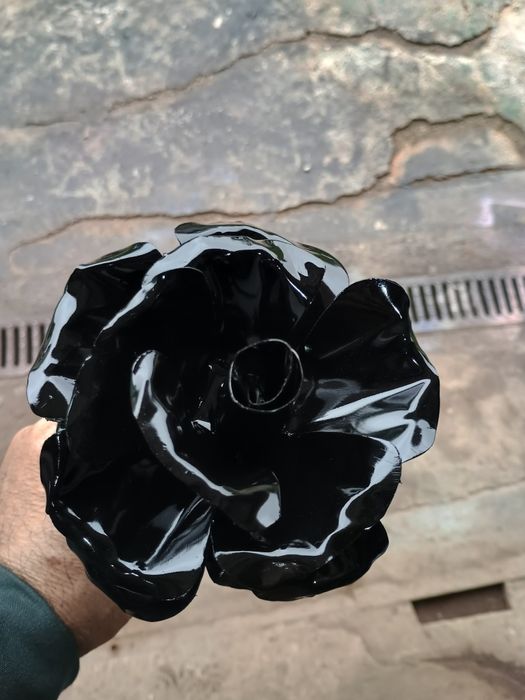 Продавам и вече цветни рози